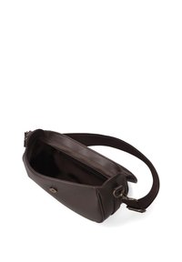 Borsa in pelle marrone con una superficie liscia, forma rettangolare e una sola tracolla, dotata di chiusura a scatto e tasca interna.