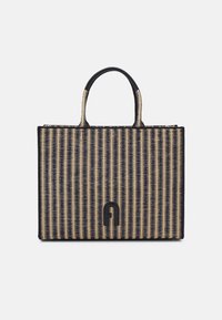 Woven tote bag z czarnymi i beżowymi paskami, z mocnymi uchwytami i subtelnym logo na dole, w prostokątnym, stworzonym kształcie.