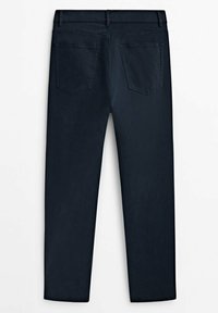 Pantalon slim bleu foncé avec deux poches arrière et passants de ceinture, présenté de dos sur un fond blanc uni.