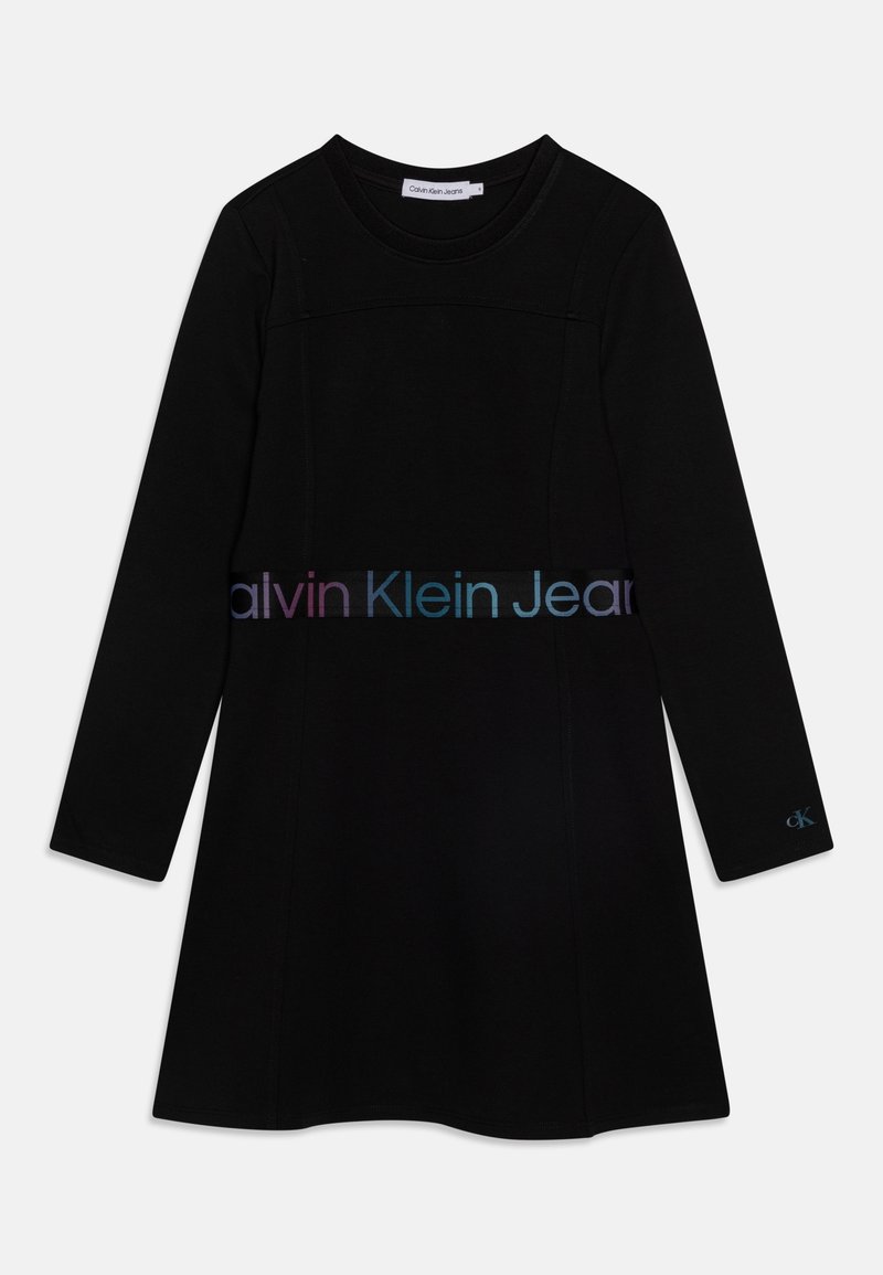 Vestito nero a maniche lunghe con scollo tondo, fascia con logo "Calvin Klein Jeans" multicolore arcobaleno in vita e piccolo logo "ck" sul polsino della manica sinistra.