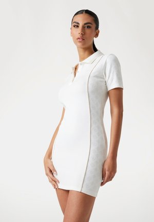 Weißes Polo-Kleid mit kurzen Ärmeln, Kragen, strukturiertem Material, seitlichen Akzenten, taillierter Form, mit dezentem Muster und cremefarbenem Besatz.