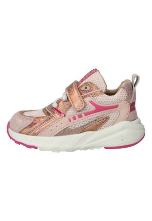 Kinder sportsneaker met roze, roségouden en beige mesh en synthetische materialen, voorzien van een witte zool en klittenbandsluiting.
