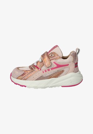 Kinder sportsneaker met roze, roségouden en beige mesh en synthetische materialen, voorzien van een witte zool en klittenbandsluiting.