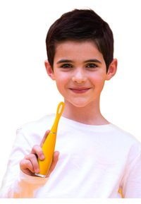 Eltandborste med ett klart gult handtag, ergonomisk design och texturerade borstar. Hållen av ett barn som bär en vit skjorta.