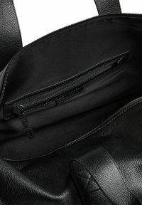 Sac cabas en cuir noir avec une texture lisse et des poches intérieures. Fermeture zippée et doublure en tissu robuste.