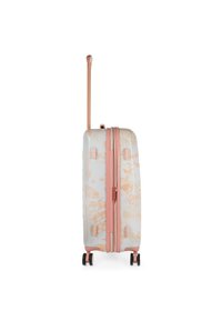 Maleta rígida con un acabado brillante en blanco, detalles en melocotón, un mango retráctil, cierre de cremallera y cuatro ruedas giratorias.