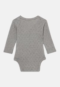 Szary body niemowlęce z długim rękawem, ozdobione wzorem ażurowych serduszek oraz falbankami na rękawach, dekolcie i otworach na nogi.
