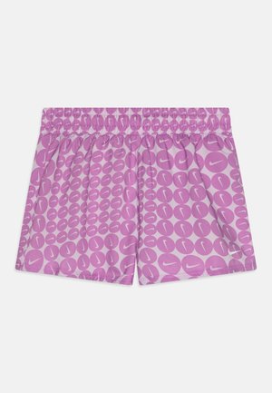 Shorts roses avec une taille élastique présentant un motif répété de logo Nike blanc sur un fond rose clair.