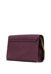 Borsa a tracolla di pelle viola con una texture liscia, forma rettangolare e una tracolla in catena dorata. Presenta una chiusura a soffietto e nessun hardware visibile.