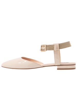 Beige lakflat med spids tå, elastisk ankelrem og guldlås.
