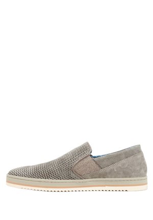 Scarpa casual grigia senza lacci con parte anteriore in suede traforato, pannello elastico laterale e suola strutturata con accenti beige e bianchi stratificati.