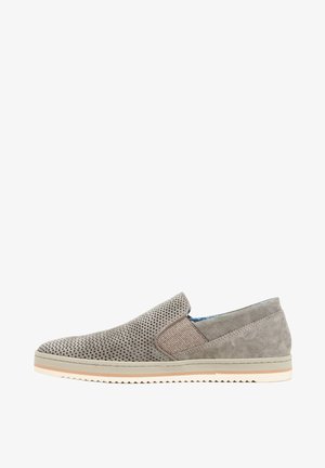 Scarpa casual grigia senza lacci con parte anteriore in suede traforato, pannello elastico laterale e suola strutturata con accenti beige e bianchi stratificati.