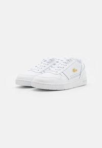 Białe sneakersy z gładkiej skóry, z perforowanymi akcentami i złotym logo. Posiadają wyściełany język oraz teksturowaną gumową podeszwę.