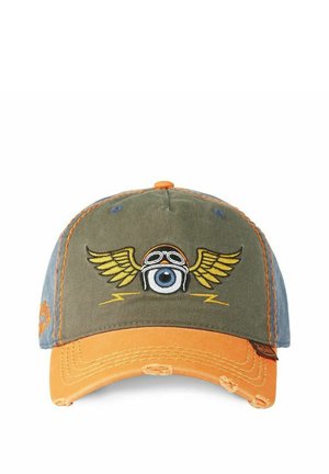 Casquette avec couronne vert olive, bord incurvé orange, bords usés et motif brodé d'un œil bleu ailé portant des lunettes d'aviateur.