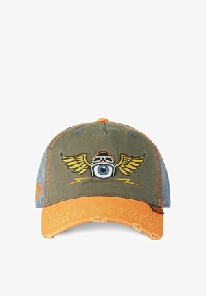 Casquette avec couronne vert olive, bord incurvé orange, bords usés et motif brodé d'un œil bleu ailé portant des lunettes d'aviateur.