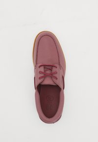 Mannen mauve leren moccasin met bordeauxrode veters en gumrubberen zool, weergegeven van bovenaf op een witte achtergrond.