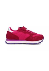 Scarpa sportiva rosa realizzata in materiali mesh e suede, punta tonda, chiusura con lacci e un cinturino in velcro, con un accento viola sulla suola.