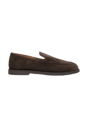 Brązowe męskie mokasyny typu slip-on zamszowe z niskim obcasem i zaokrąglonym noskiem, pokazane z profilu na białym tle.