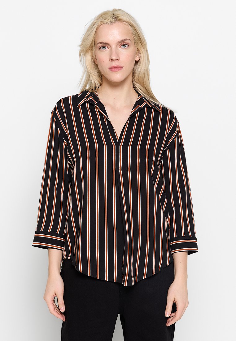 Camisa de color negro y naranja a rayas con cuello y mangas tres cuartos. Presenta un cierre de botones en la parte delantera y un corte relajado. Textura de tela suave.