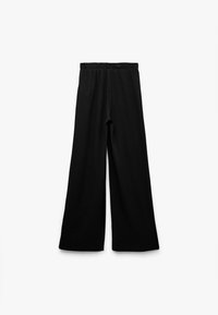 Zwarte wijde broek van een textuurstof, met een elastische tailleband en zonder zichtbare patronen of hardware-details.
