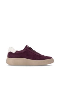 Baskets basses en daim bordeaux avec semelle en caoutchouc beige et accent blanc au talon, présentées de côté sur fond blanc.
