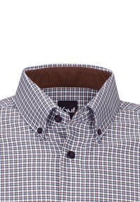 Camicia button-up con un pattern a scacchi blu, marrone e bianco. Interno del colletto marrone. Due bottoni scuri sulla patta.