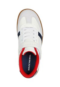Zapatilla blanca con gamuza gris y raya azul marino, con cordones redondos, forro interior rojo y suela de goma marrón. Logo de la marca en la correa.