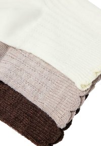 Stricksocken in drei Farben: Weiß, Hellrosa und Dunkelbraun. Sie verfügen über eine gerippte Textur und gewellte Kanten für einen perfekten Sitz.