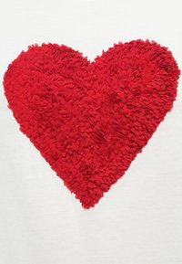 Κόκκινος καρδιακός σχεδιασμός με υφή σε λευκό φόντο, που χαρακτηρίζεται από μια μαλακή, στρωματοποιημένη εμφάνιση με απαλό, χνουδωτό φινίρισμα.