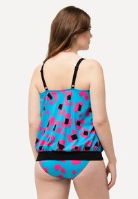 Set da bagno composto da un top tankini blu con stampa leopardata rosa e nera, cintura elastica e spalline nere regolabili.