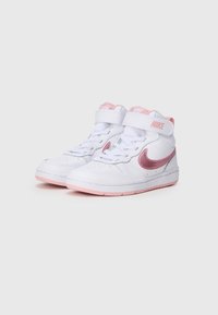 Visoke Nike tenisice v beli barvi s rožnatimi poudarki. Imajo usnjen zgornji del, vezalni dizajn in velcro zanko za varno prileganje.