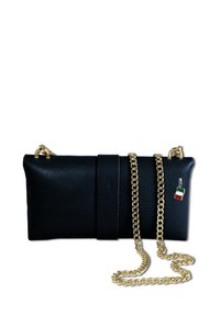 Zwarte leren clutch tas met een gestructureerd oppervlak en een gouden ketting schouderband. Bevat een decoratieve Italiaanse vlag charm. Rechteckige vorm.
