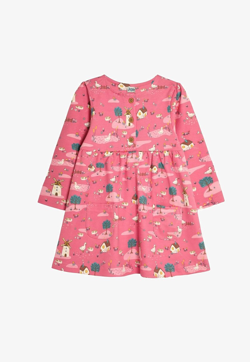 Růžové dlouhé rukávy šaty s hravou vesnickou scénou, zobrazující kachny, stromy a domy. Tři dřevěné knoflíky u krku a přední kapsy.
