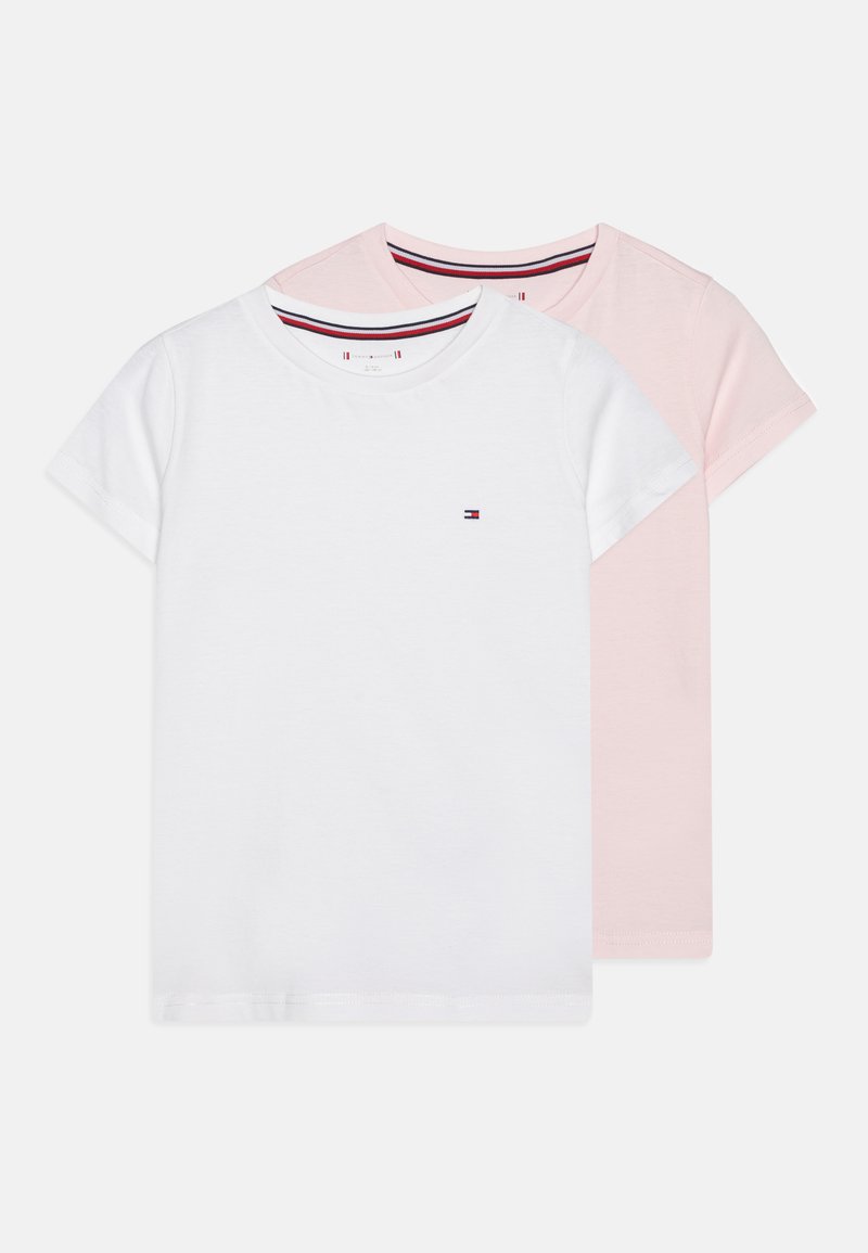 Duas t-shirts de algodão: uma branca e uma rosa claro. Ambas têm mangas curtas e decote redondo, com um pequeno logótipo na t-shirt branca.