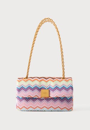 Bunte Handtasche mit Zickzack-Muster, goldener Kettenriemen und einem goldenen quadratischen Verschluss mit der Gravur "MISSONI" auf der Vorderklappe.