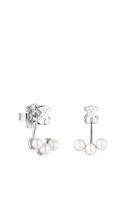 Orecchini a forma di orso in argento con tre accenti di perla bianca, caratterizzati da un design elegante e una superficie testurizzata.