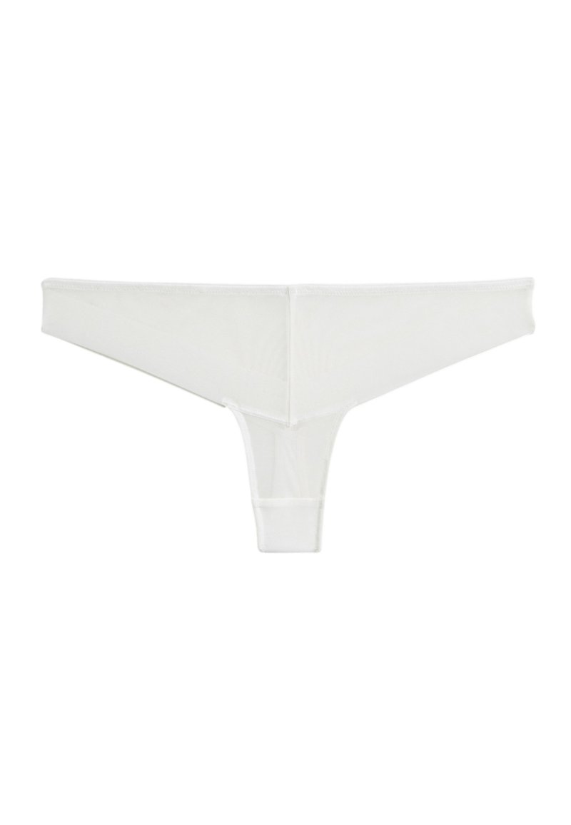 Un string blanc en tissu doux, offrant une couverture minimale, une taille étroite et des bords lisses sans embellissements.
