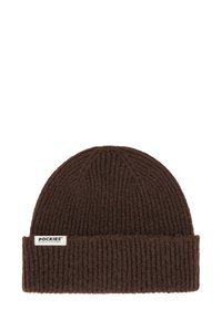 Brun strikket lue med strukturert ribbestrikk og oppbrettet kant. Har en hvit etikett med "POCKIES"-merke på siden.