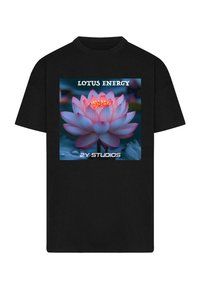 Černé tričko s barevným grafickým ztvárněním lotosového květu, s nápisem "LOTUS ENERGY" nahoře a "2Y STUDIOS" dole.