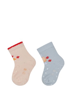 Zwei Babysocken, eine beige mit rotem Rand und floralen Akzenten, eine hellblau mit orange- und roten floralen Akzenten, beide mit rutschfesten Noppen an den Sohlen.