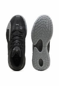 Baskets de sport noires avec une tige en tissu texturé, une semelle extérieure grise et une semelle avec des motifs géométriques. Comprend des lacets et des accents de logo.