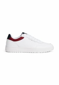 Witte sneaker met geperforeerde synthetische bovenkant, rode en marineblauwe accenten op de hiel en de kraag, platte veters en een gestructureerde rubberen zool.