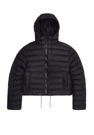 Giacca corta imbottita nera con trapuntatura orizzontale, cappuccio fisso, cerniera frontale, coulisse all'orlo e due tasche frontali.