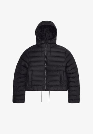 Giacca corta imbottita nera con trapuntatura orizzontale, cappuccio fisso, cerniera frontale, coulisse all'orlo e due tasche frontali.