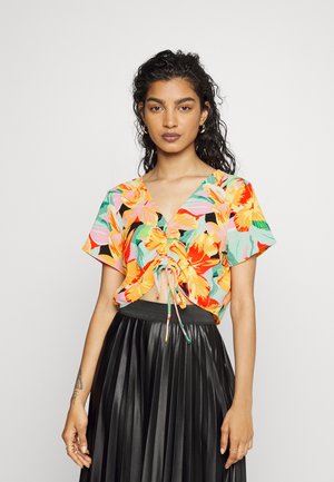 Top cropped floral com um padrão misto de laranja, rosa e verde sobre um fundo preto; apresenta um cordão na frente e mangas curtas.