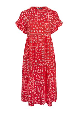 Robe rouge à manches courtes avec motif blanc botanique et d'ustensiles de cuisine, coupe ample, encolure ronde et taille froncée.