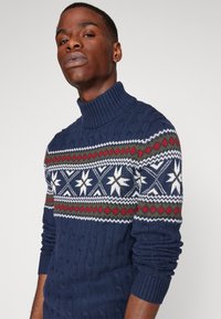 Selected Homme SLHFLAKE CABLE - Pulover - navy blazer