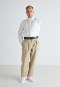 Tommy Hilfiger SOLID HERITAGE - Skjorter - opthic white