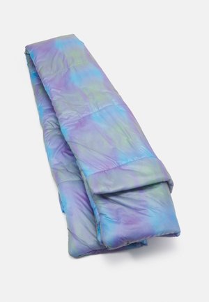 Cobertor acolchoado em tecido iridescente, apresentando uma mistura de tons de azul, roxo e verde com uma textura suave e borda enrolada para fácil armazenamento.