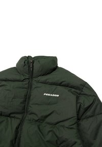 Ciemnozielona kurtka puchowa z wysokim kołnierzem, zamkiem błyskawicznym z przodu oraz białym logo "PEGADOR" na lewej części klatki piersiowej.